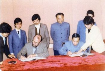 The Director of the Royal Observatory signing an agreement with the Director of Guangdong Meteorological Bureau