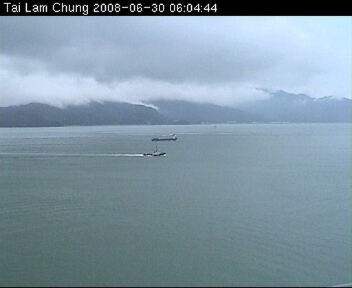 A weather photo overlooking northern Lantau. On the day of photo taking, the cloud base was rather low with a height of around 300 metres. The weather condition was very unstable, as manifested by the clouds streaming from the mountain gaps.