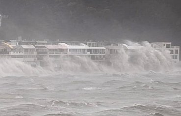 Overtopping Waves