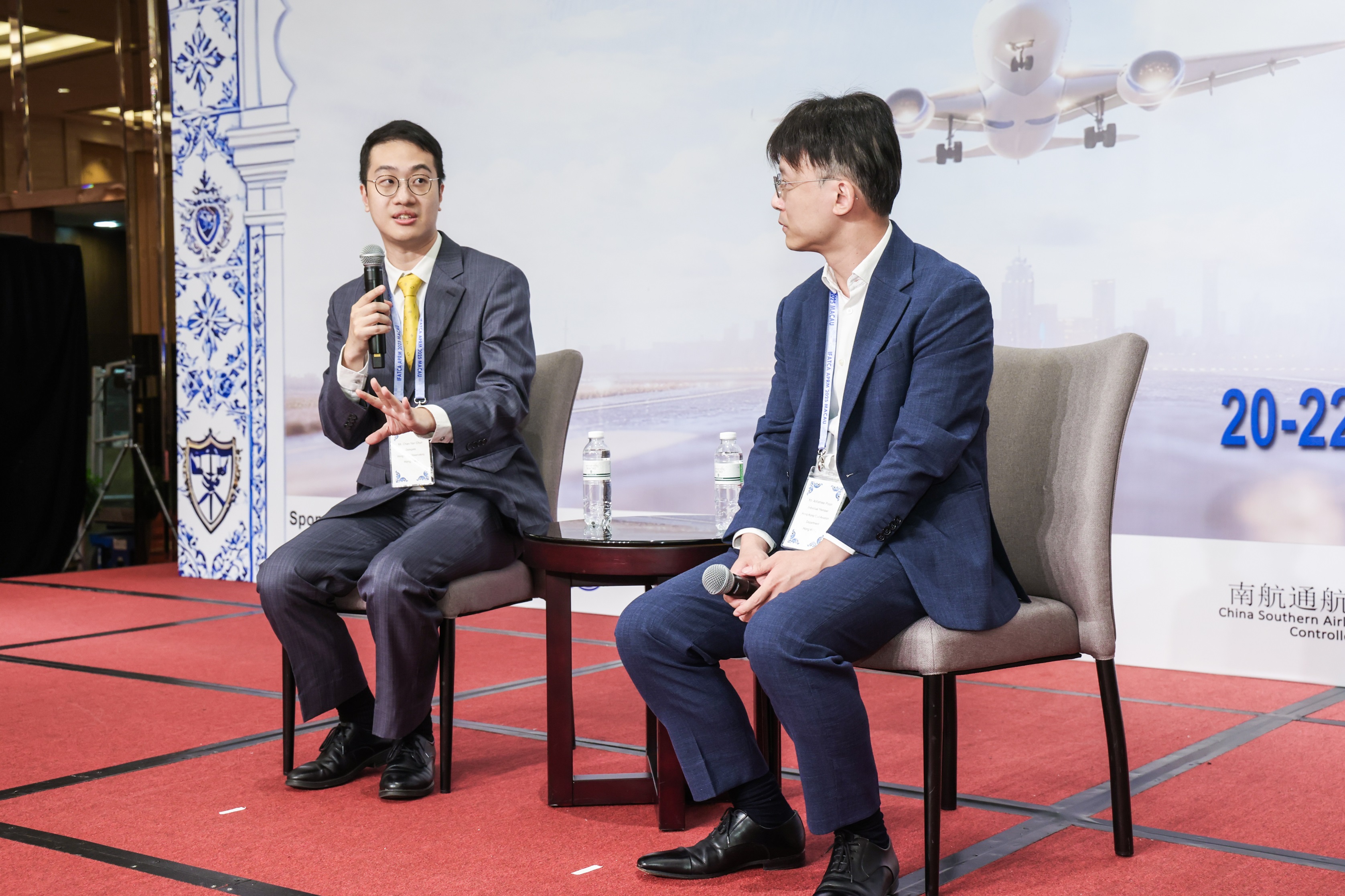 香港天文台科學主任陳恩進先生（左）講解關於氣象服務與航空交通管理的成功合作實例。