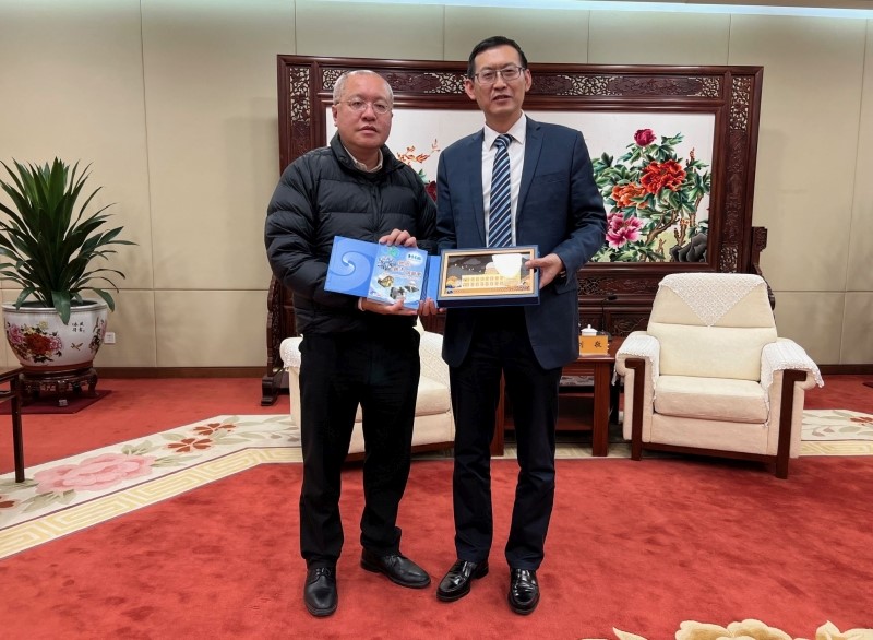 香港天文台代表團訪問國家原子能機構轄下的國家核事故應急辦公室。天文台台長陳栢緯（左）與國家核事故應急辦公室主任劉敬（右）進行會面。
