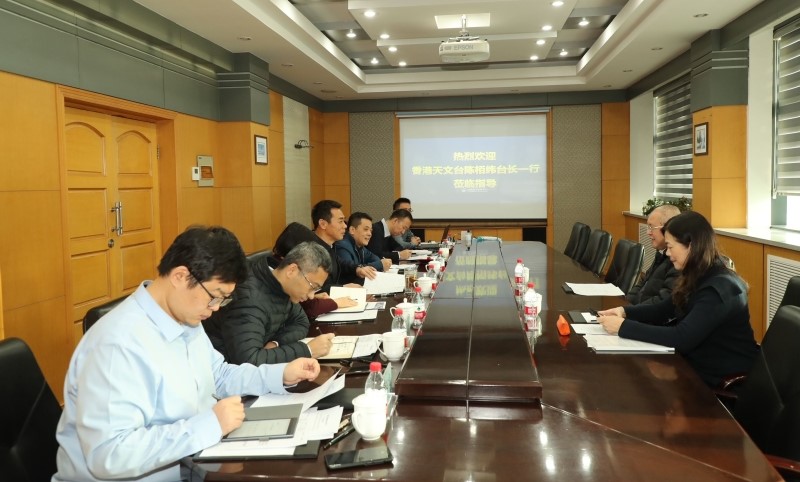 香港天文台代表團與國家海洋信息中心進行會議。右排從左到右分別是天文台台長陳栢緯和高級科學主任林靜芝。會議由國家海洋信息中心主任石綏祥（左排中間）主持。