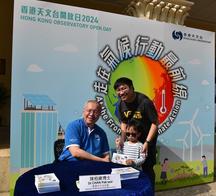 Dr Chan Pak-wai (left), Director of the Observatory, with open day visitors