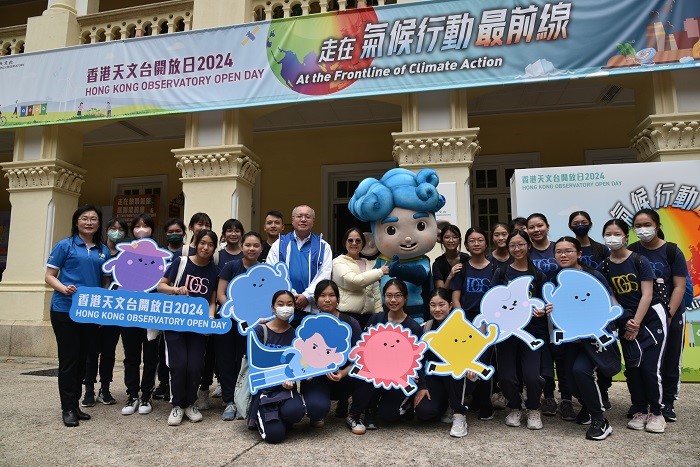 Ms Diane Wong Shuk-han (middle), Under Secretary for Environment and Ecology, with members of youth groups