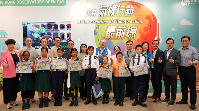 Ms Diane Wong Shuk-han (back row, sixth from right), Under Secretary for Environment and Ecology, members of the Yau Tsim Mong District Council, and uniformed groups attended the Observatory&rsquo;s Open Day