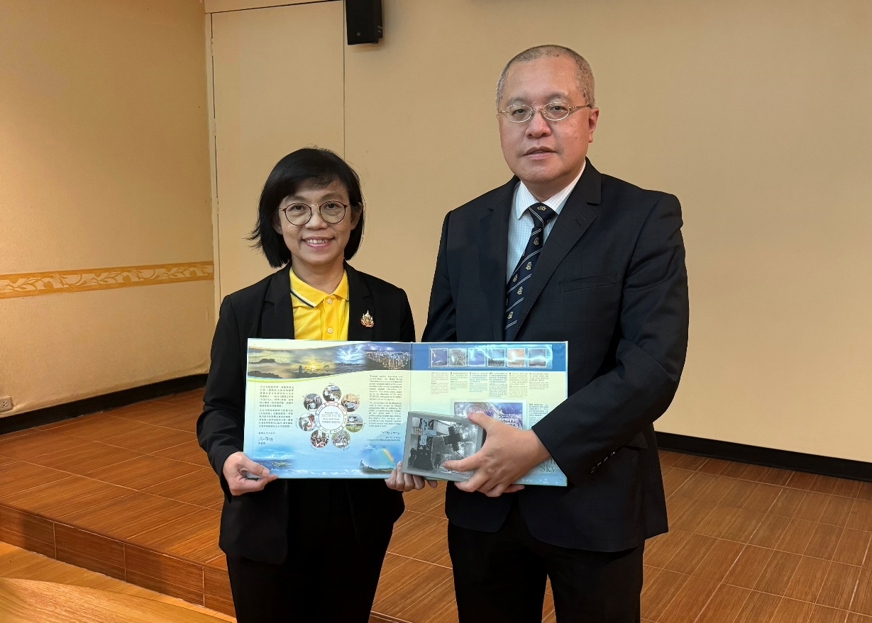 向泰國氣象局局長Kornrawee Sitthichivapak致送紀念品