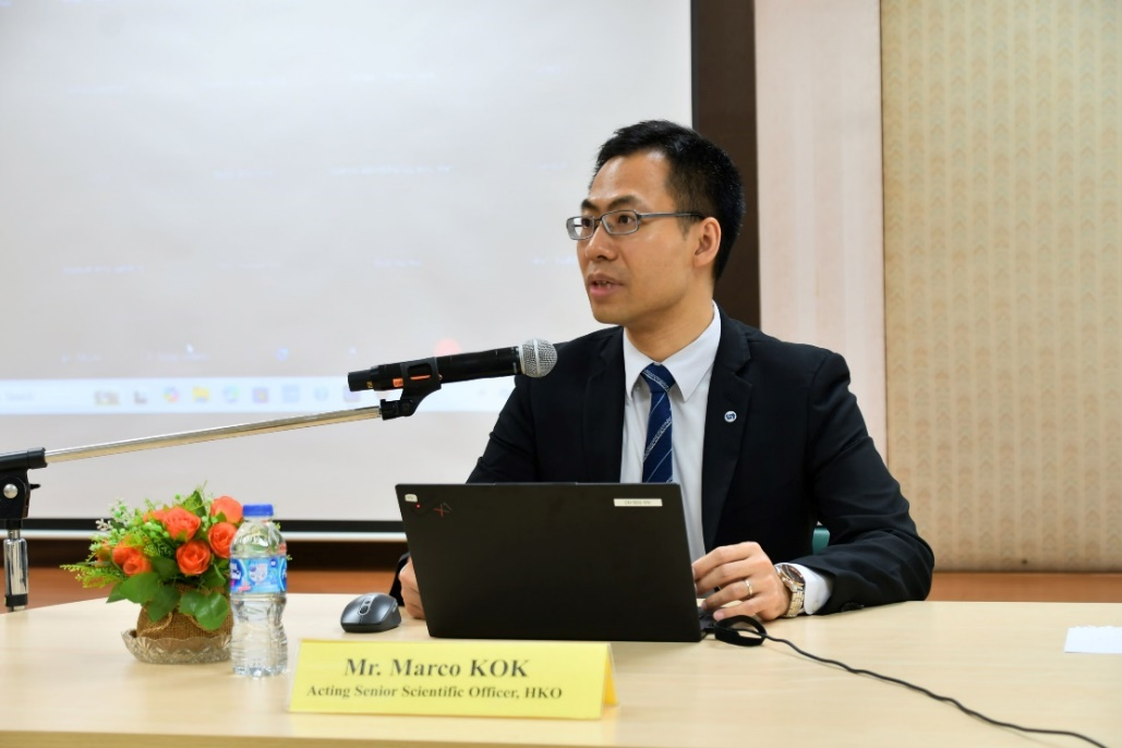 郝先生為泰國氣象局氣象人員講學。